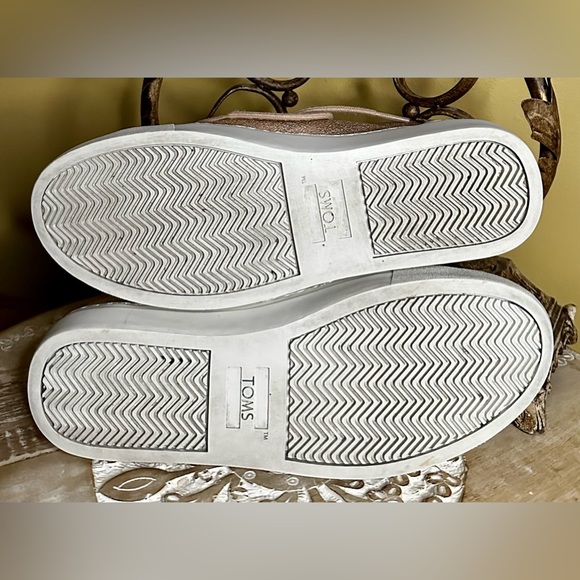 EUC Tom’s “Lenox” Metallic Leather Lace-up Sneaker in Rose Gold. Size 8.5 - Picture 10 of 11